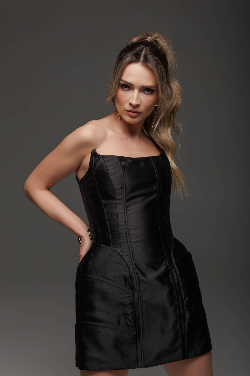 Rochie scurtă neagră structurată cu corset și decolteu catcut
