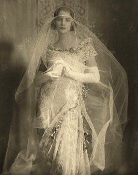 1921 Bride with Pearl & Tulle Veil