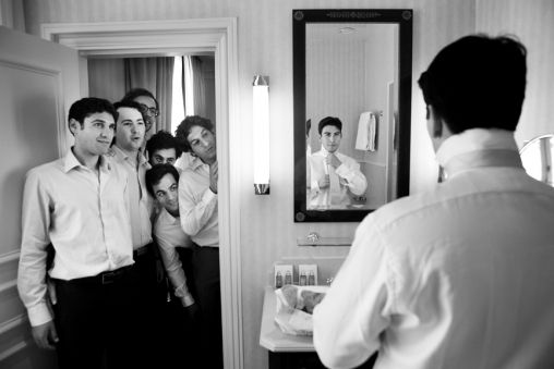 great way to incorporate the groom getting ready with his groomsmen in one pic