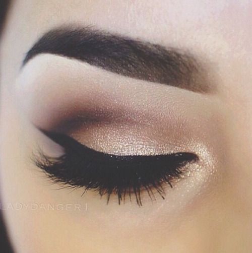Gold smokey eye with lots of gel or wet liner drawn in, & lashes.